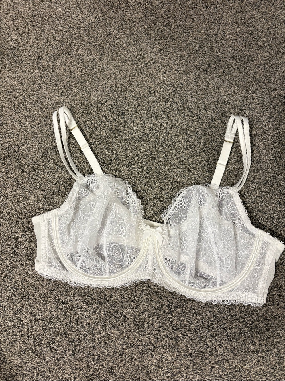 Cacique White Lace Underwire Bra with Rose Embroidery